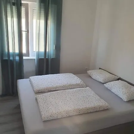 Apartment New Vir, 200m From Beach *