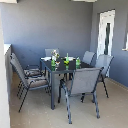New Vir, 200m From Beach *