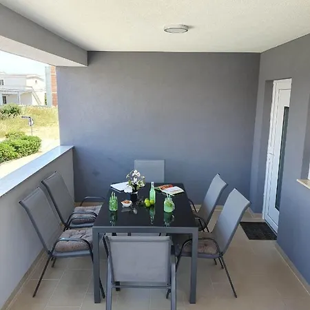 New Vir, 200m From Beach *