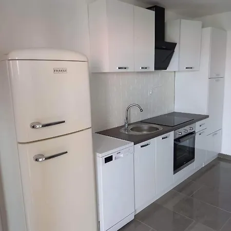New Vir, 200m From Beach